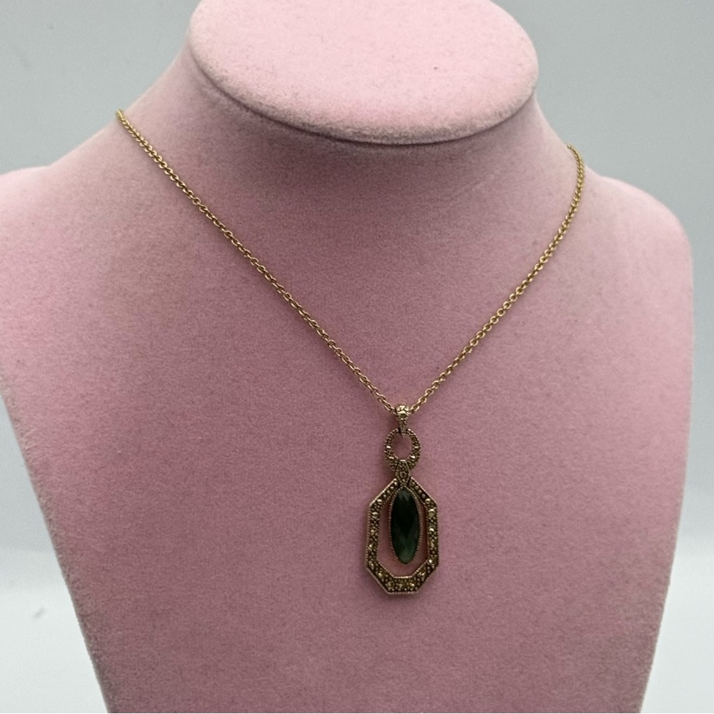 Elegant Gold tone green glass Pendant Necklace
